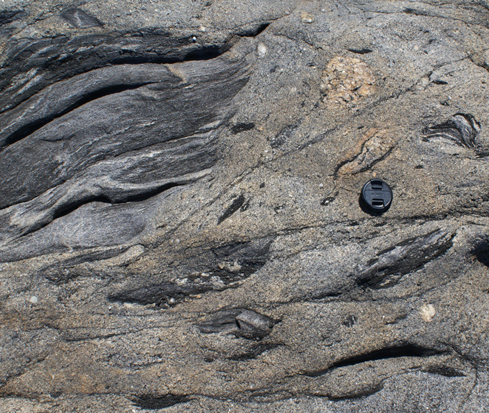 schollen in granite with mafic seams